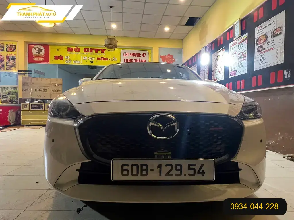 Anh Khải lắp cảm biến 6 mắt Mazda 2 tại Thủ Đức để đỗ xe an toàn hơn ảnh thực tế 2