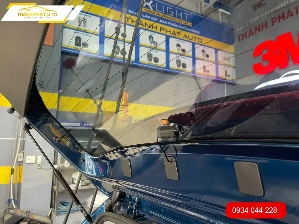 Anh Khải lắp Cam Hành Trình cho Skoda Kodiaq tại Quận 9 để ghi lại hành trình an toàn
