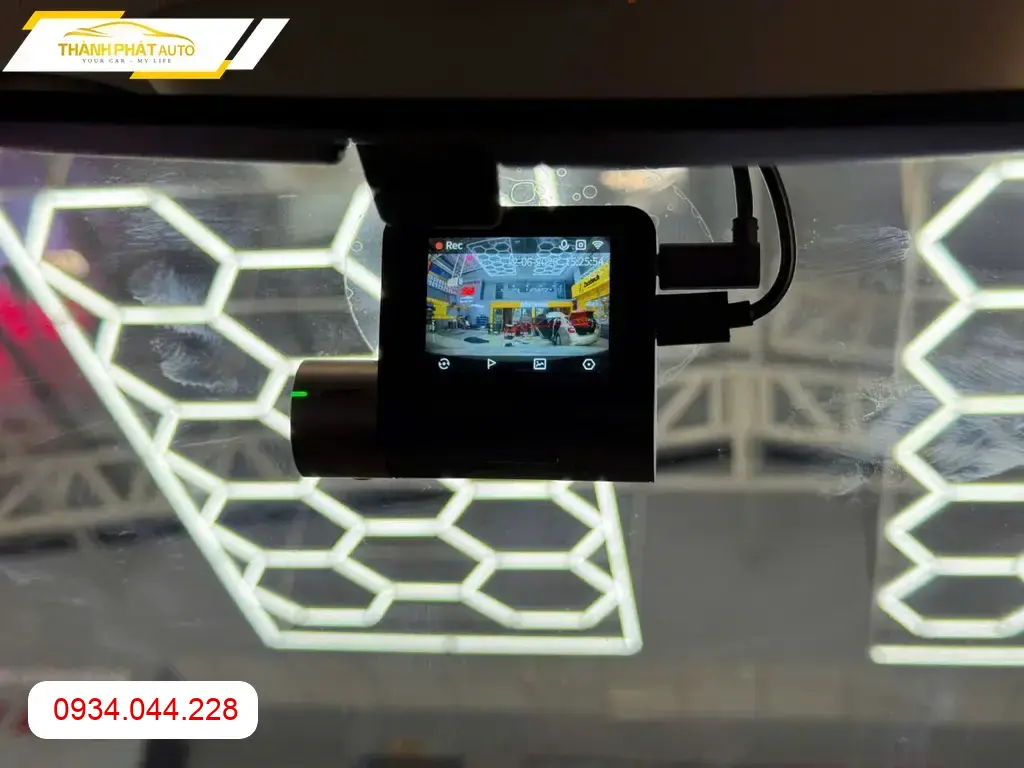 Anh Long lắp cam hành trình trước sau cho Mitsubishi Outlander tại Quận 12 để an tâm lái xe