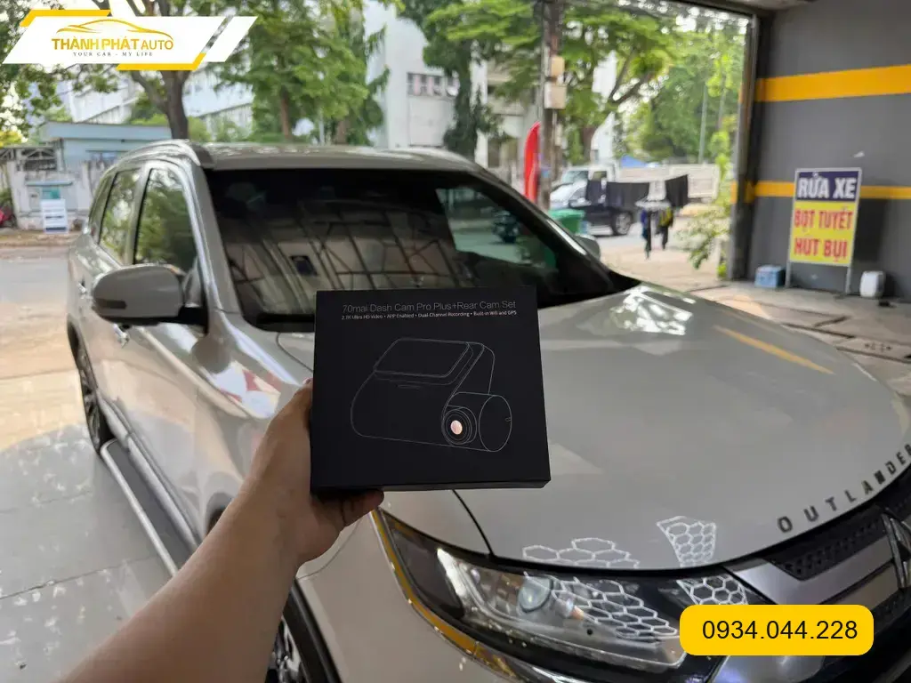 Anh Long lắp cam hành trình trước sau cho Mitsubishi Outlander tại Quận 12 để an tâm lái xe ảnh thực tế 5