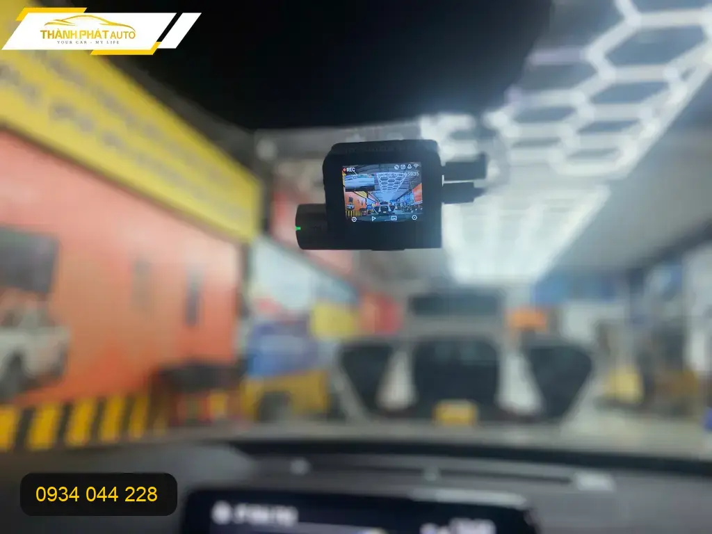Anh Việt lắp Camera hành trình ô tô cho Ford Ranger tại Thủ Đức giá tốt ảnh thực tế 2