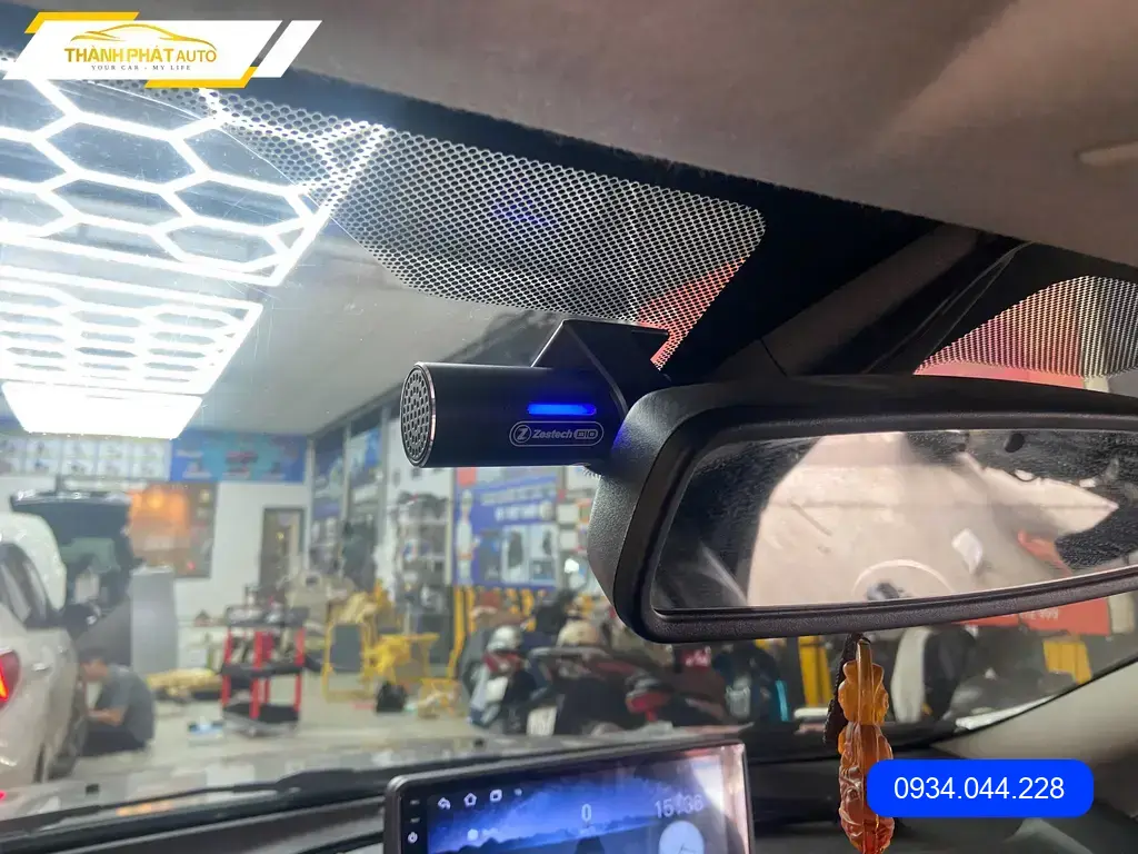 Anh Dũng lắp camera hành trình ô tô Ford Everest tại Quận 12