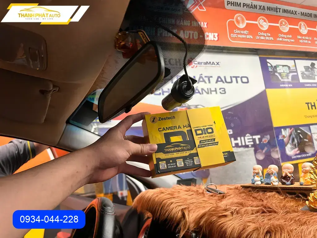Anh Hưng lắp Camera hành trình Zestech cho Honda CRV tại Quận 12