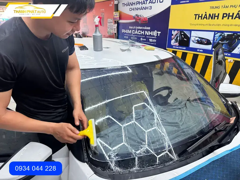 Anh Tùng dán phim cách nhiệt ô tô Hyundai Creta tránh nắng gắt mùa hè tại Quận 12