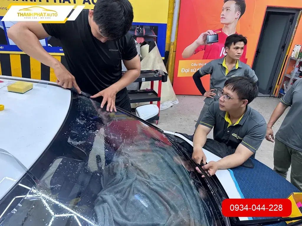 Anh Tùng dán phim cách nhiệt ô tô Hyundai Creta tránh nắng gắt mùa hè tại Quận 12 ảnh thực tế 2