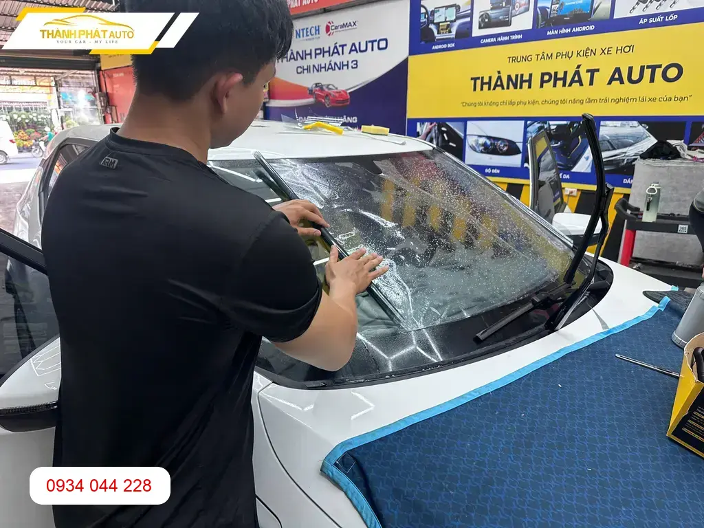 Anh Tùng dán phim cách nhiệt ô tô Hyundai Creta tránh nắng gắt mùa hè tại Quận 12 ảnh thực tế 3