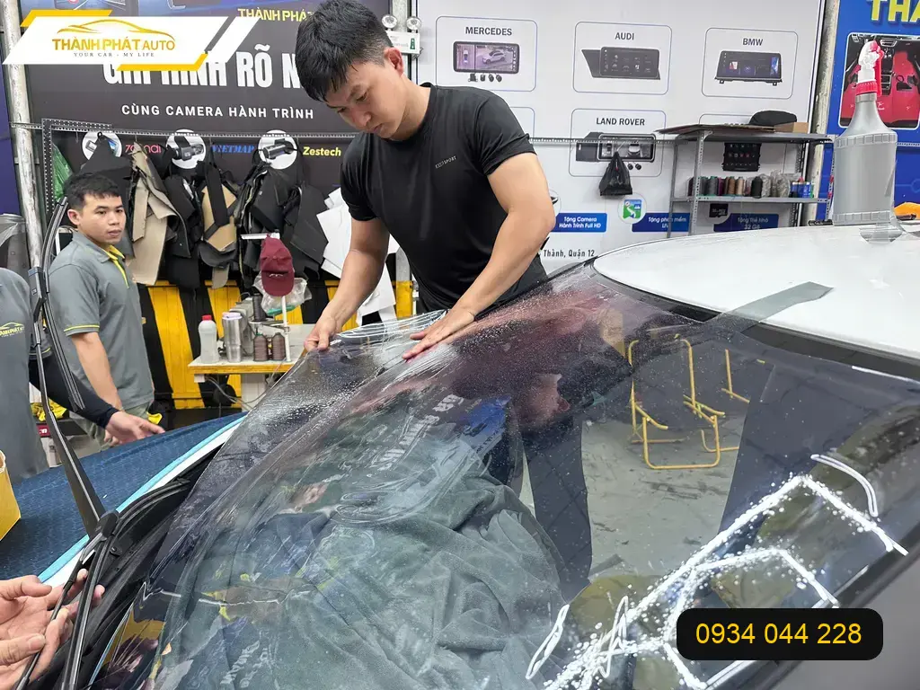 Anh Tùng dán phim cách nhiệt ô tô Hyundai Creta tránh nắng gắt mùa hè tại Quận 12 ảnh thực tế 4