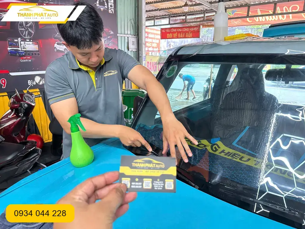 Anh Tùng dán phim cách nhiệt ô tô Hyundai Santa Fe vì nắng nóng gay gắt tại Quận 12