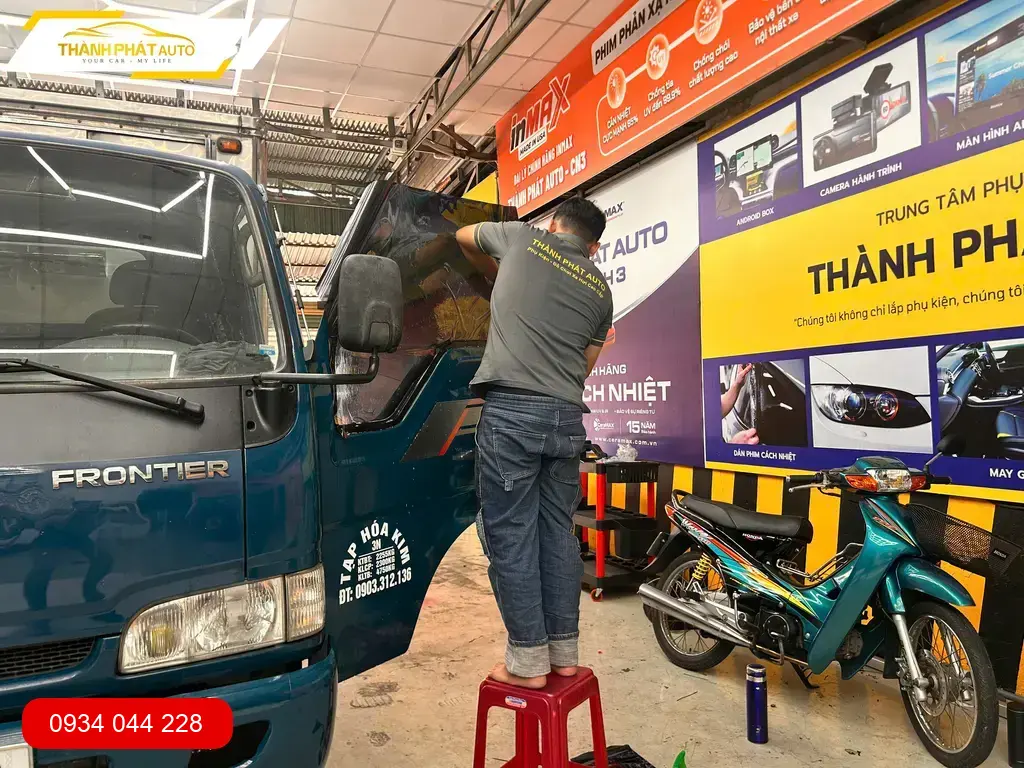 Cô Thảo dán phim cách nhiệt xe Thaco Ollin Quận 12 chống nóng mùa hè hiệu quả