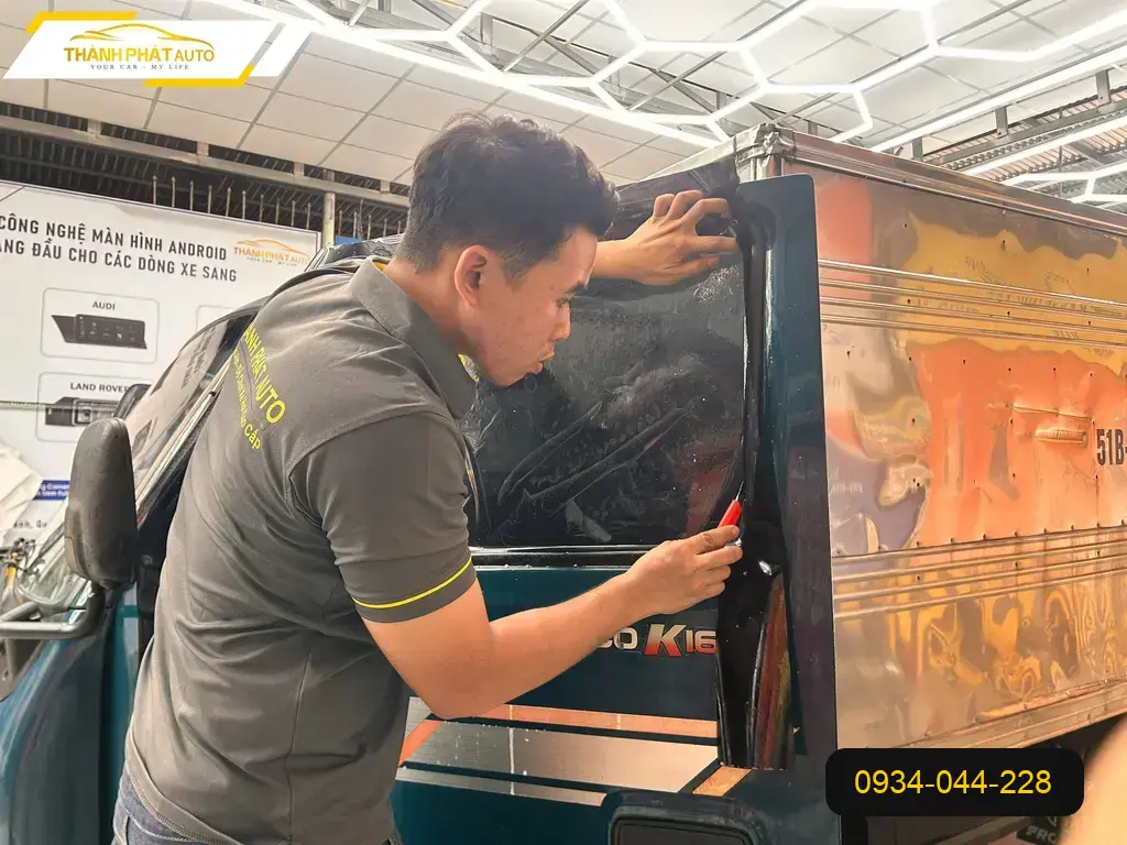 Cô Thảo dán phim cách nhiệt xe Thaco Ollin Quận 12 chống nóng mùa hè hiệu quả ảnh thực tế 2