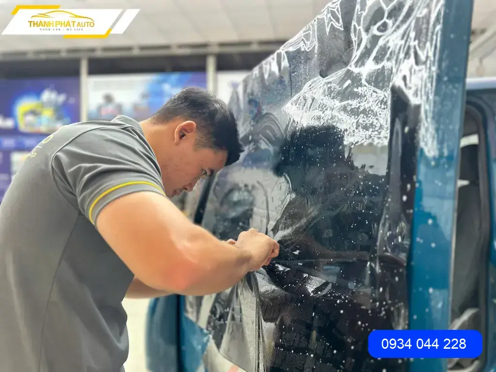 Cô Thảo dán phim cách nhiệt xe Thaco Ollin Quận 12 chống nóng mùa hè hiệu quả ảnh thực tế 3