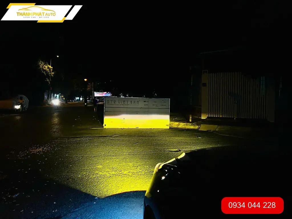 Chú Minh độ đèn gầm ô tô Ford Everest ở Quận Thủ Đức vì đèn zin yếu khi mưa