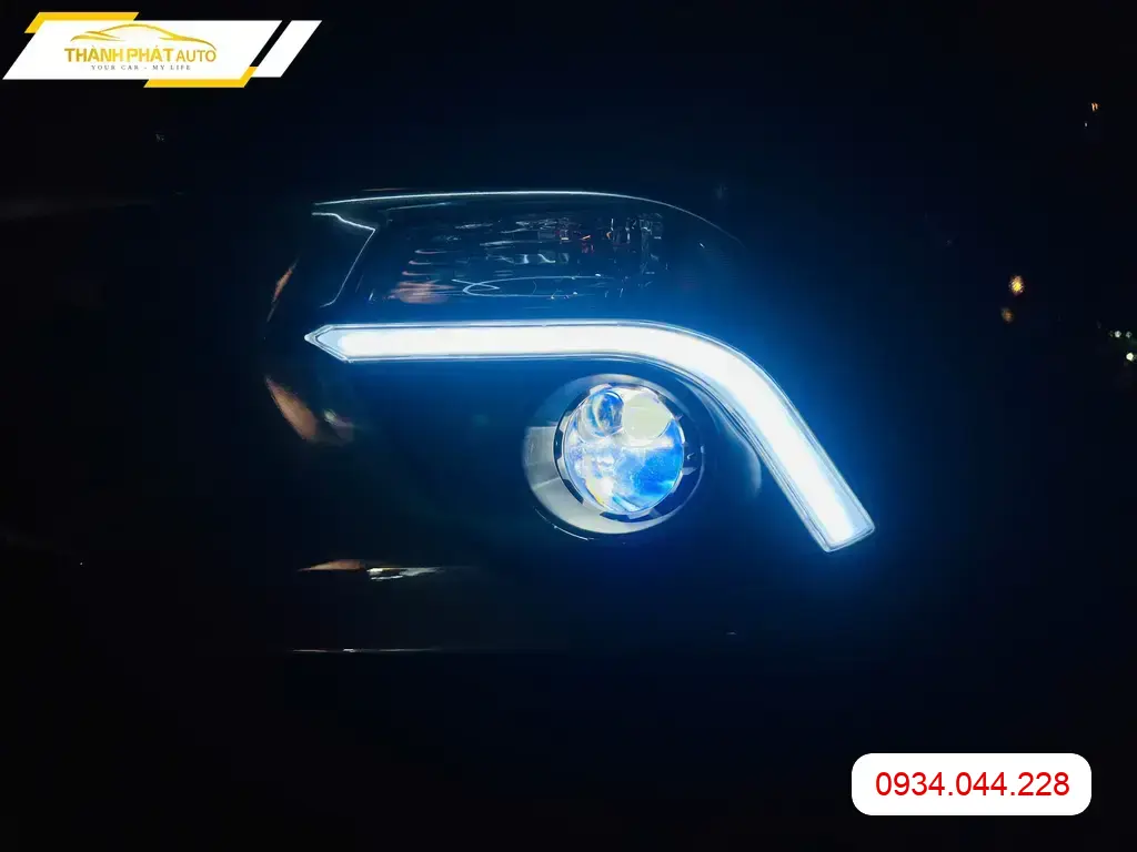Chú Minh độ đèn gầm ô tô Ford Everest ở Quận Thủ Đức vì đèn zin yếu khi mưa ảnh thực tế 2