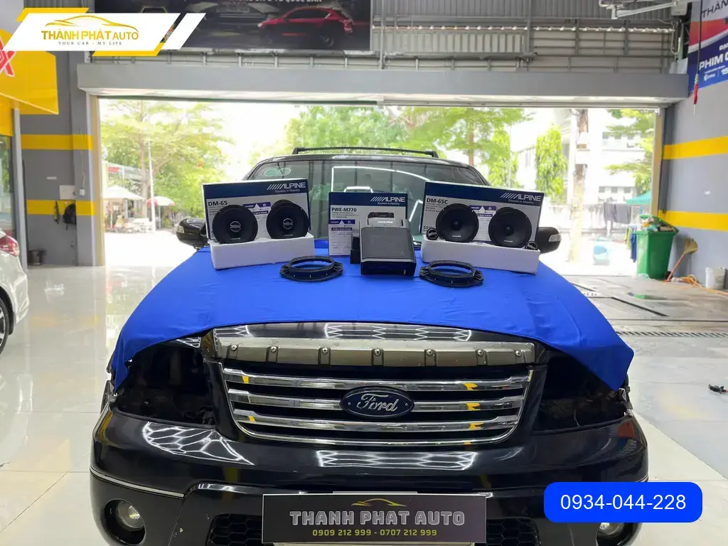 Anh Tùng độ âm thanh ô tô Honda CRV tại Quận 12 vì âm thanh zin quá tệ