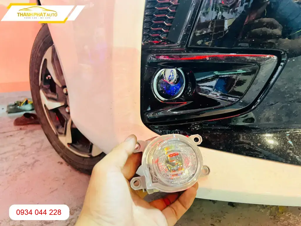 Anh Vĩnh độ đèn ô tô Hyundai Creta tại Quận 12 vì đèn zin kém sáng ảnh thực tế 4