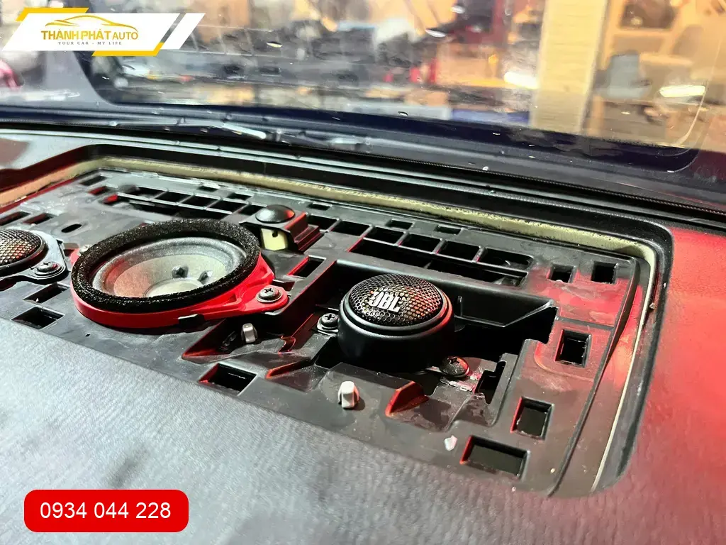 Anh Tùng độ loa Treble JBL cho CX5 Thủ Đức vì loa zin nghe chưa đã