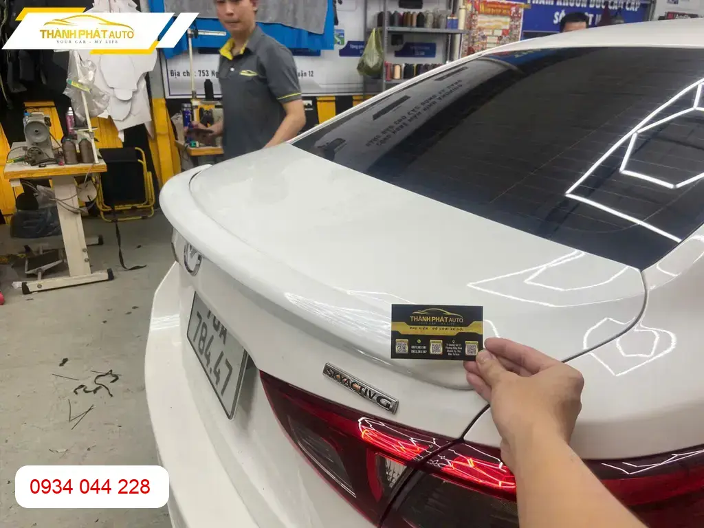 Chị Thảo lắp đuôi gió ô tô Hyundai Accent tại Quận 12 để tăng tính thể thao