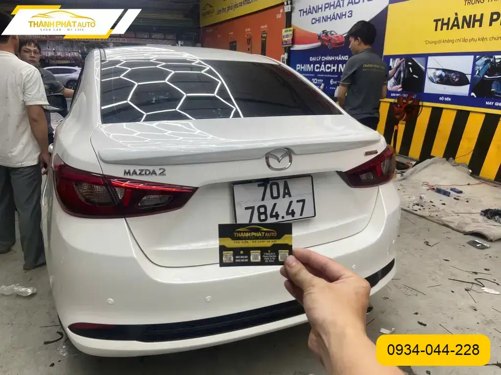 Chị Thảo lắp đuôi gió ô tô Hyundai Accent tại Quận 12 để tăng tính thể thao ảnh thực tế 2