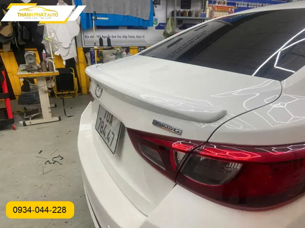 Chị Thảo lắp đuôi gió ô tô Hyundai Accent tại Quận 12 để tăng tính thể thao ảnh thực tế 3
