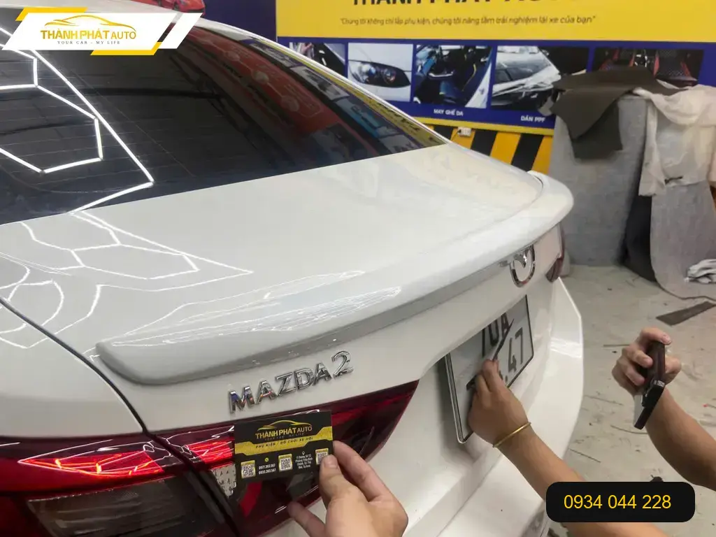 Chị Thảo lắp đuôi gió ô tô Hyundai Accent tại Quận 12 để tăng tính thể thao ảnh thực tế 4