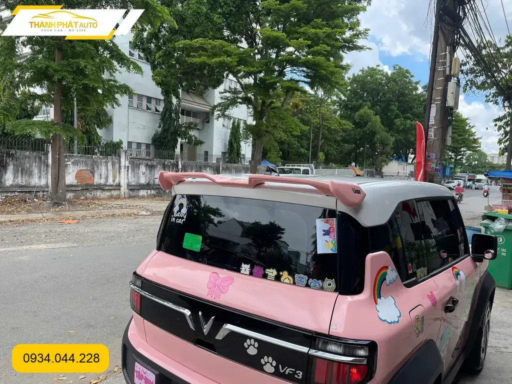 Chị Thư lắp đuôi gió VinFast VF3 tại Quận Thủ Đức tăng vẻ thể thao