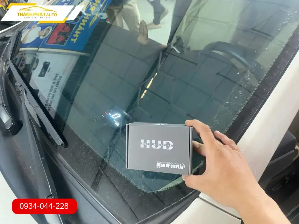 Chị Hương Giang lắp HUD cho Hyundai Creta tại Quận 12 để lái xe an toàn hơn