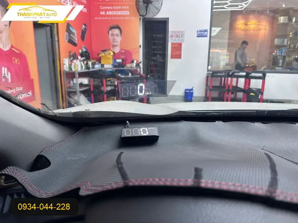 Chị Hương Giang lắp HUD cho Hyundai Creta tại Quận 12 để lái xe an toàn hơn ảnh thực tế 4