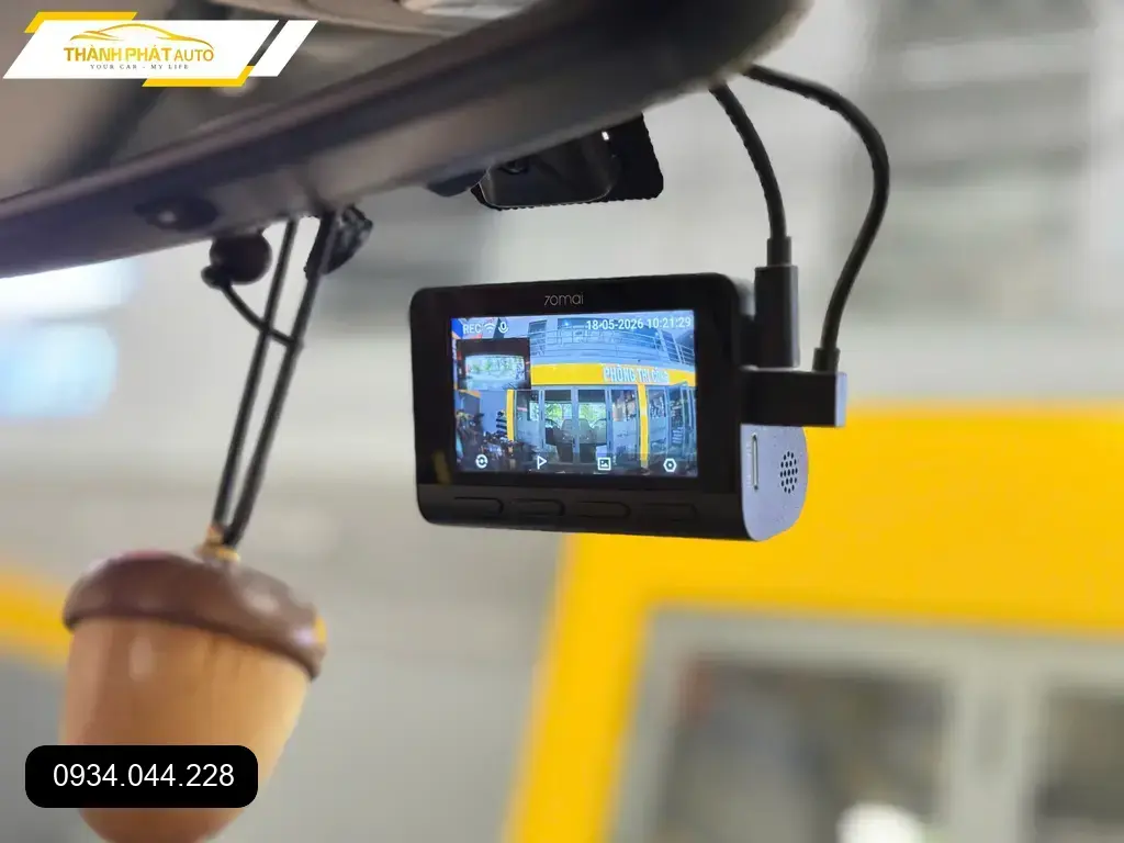 Anh Quân lắp camera hành trình A800SE Innova an toàn trên đường Quận Thủ Đức ảnh thực tế 3