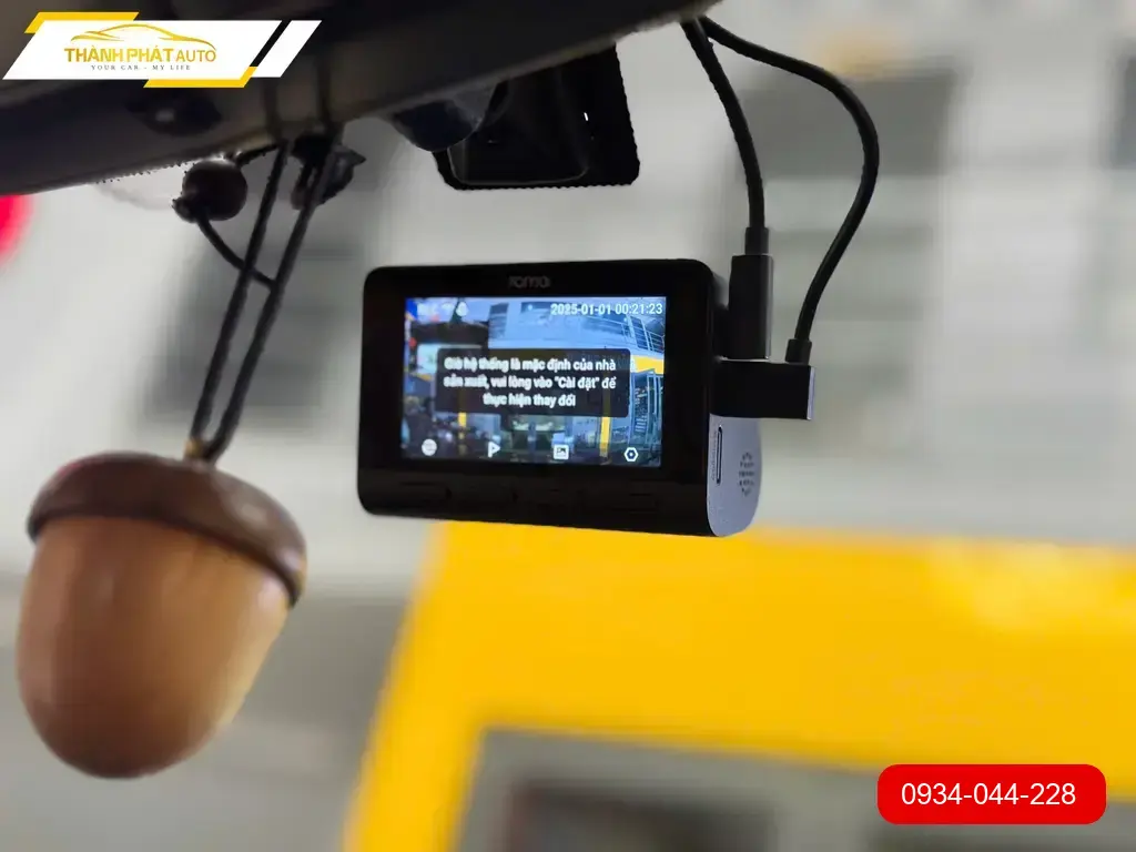 Anh Quân lắp camera hành trình A800SE Innova an toàn trên đường Quận Thủ Đức ảnh thực tế 4