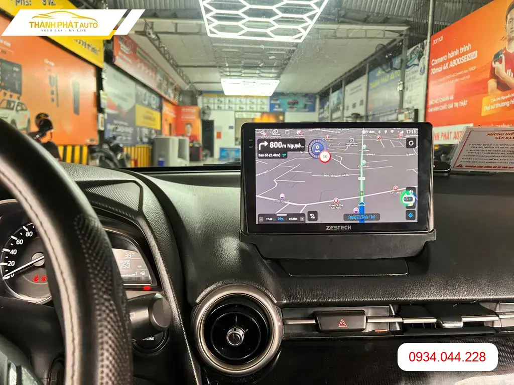 Anh Khang lắp màn hình cho Mazda 2 tại Quận Thủ Đức để tiện đường đi làm