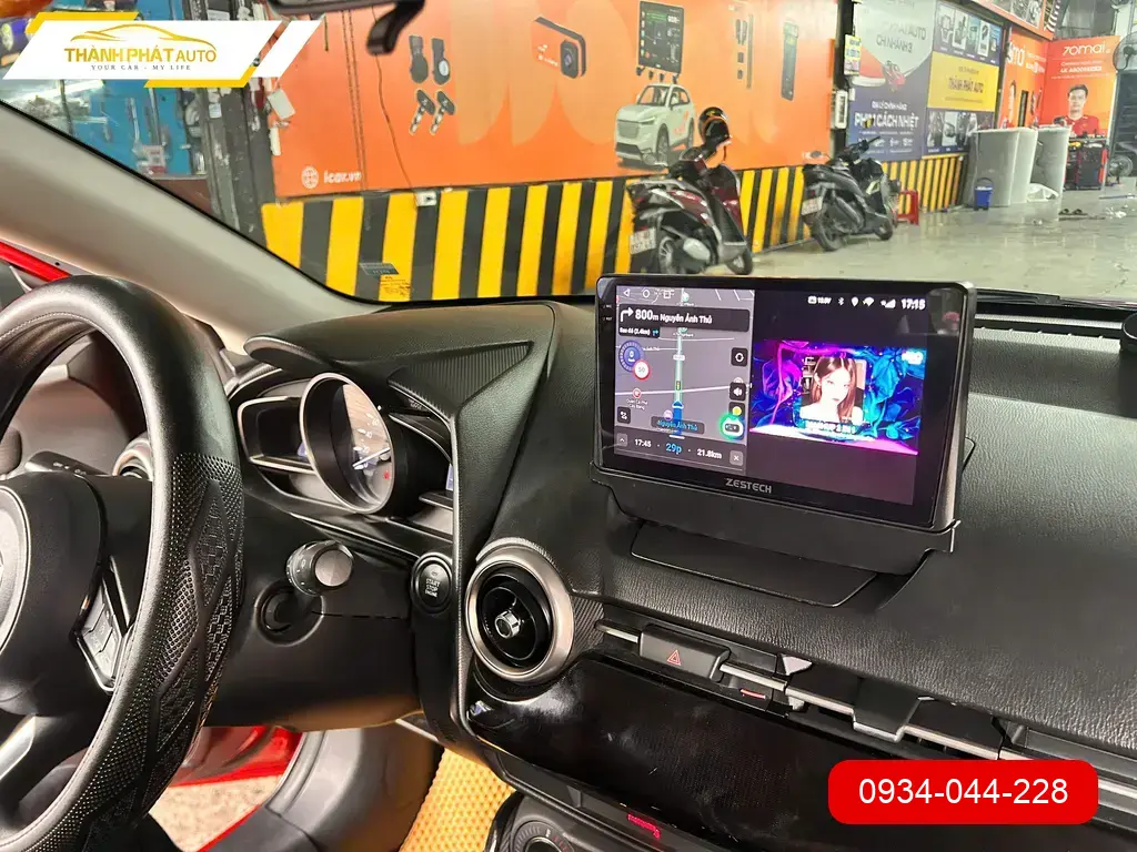 Anh Khang lắp màn hình cho Mazda 2 tại Quận Thủ Đức để tiện đường đi làm ảnh thực tế 2
