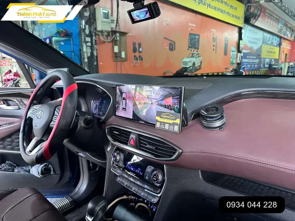 Chị Hằng lắp màn hình Android cho Santafe tại Quận 12 để có nhiều tính năng giải trí hơn