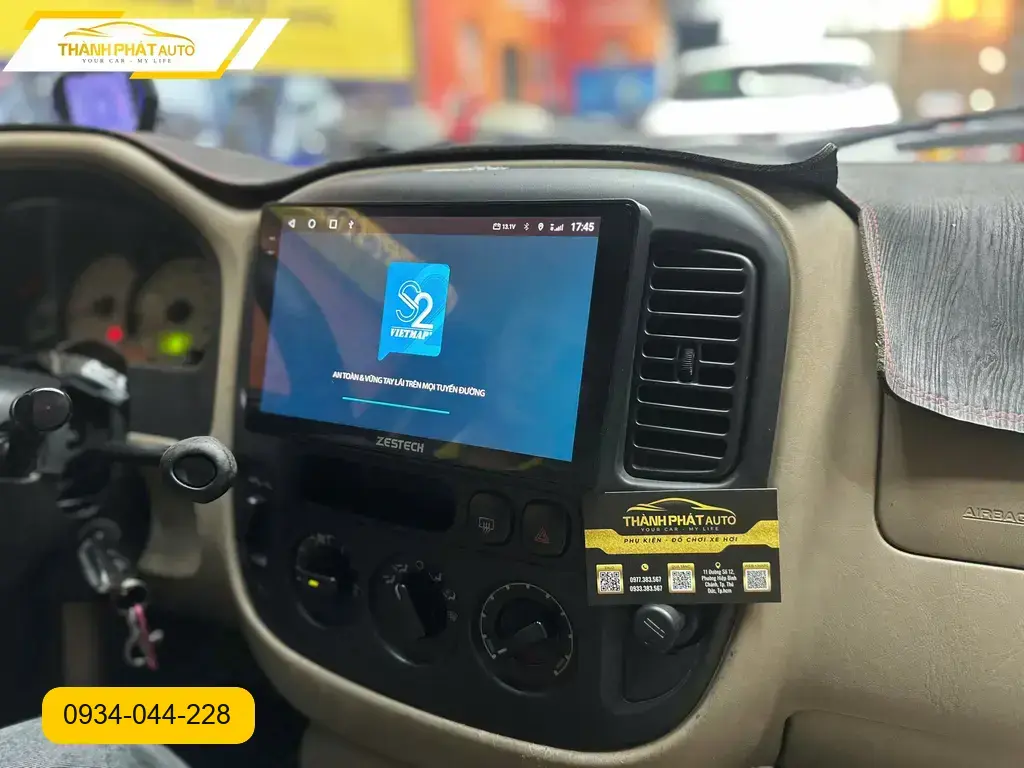 Chú Phát lắp màn hình Android ô tô Hyundai SantaFe ở Quận 12 để định vị
