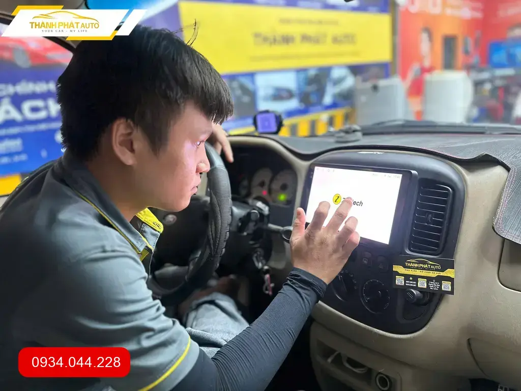 Chú Phát lắp màn hình Android ô tô Hyundai SantaFe ở Quận 12 để định vị ảnh thực tế 2