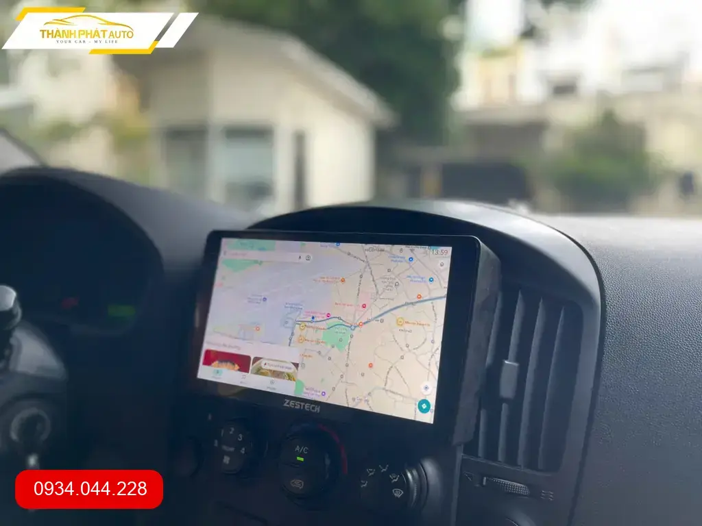 Anh Tấn lắp màn hình Android cho Hyundai Starex 2008 ở Quận 12 để tiện chỉ đường