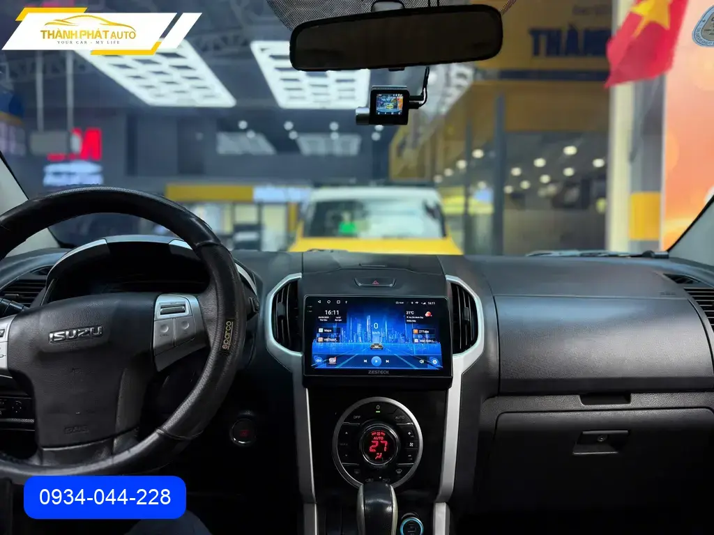 Anh Lâm nâng cấp màn hình Isuzu Dmax 2015 tại Quận Thủ Đức để trải nghiệm công nghệ mới
