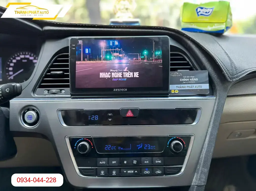 Anh Phát lắp màn hình ô tô cho Hyundai Accent tại Quận 12 vì màn zin thiếu tính năng ảnh thực tế 2