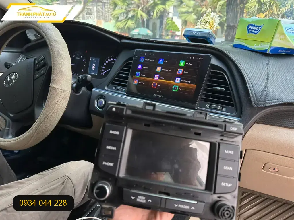 Anh Phát lắp màn hình ô tô cho Hyundai Accent tại Quận 12 vì màn zin thiếu tính năng ảnh thực tế 3