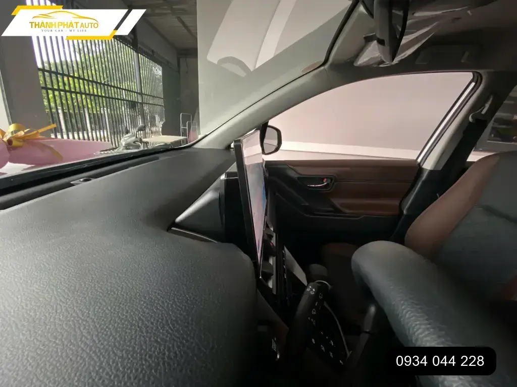 Anh Tùng lắp màn hình ô tô cho Hyundai Kona tại nhà Quận Thủ Đức