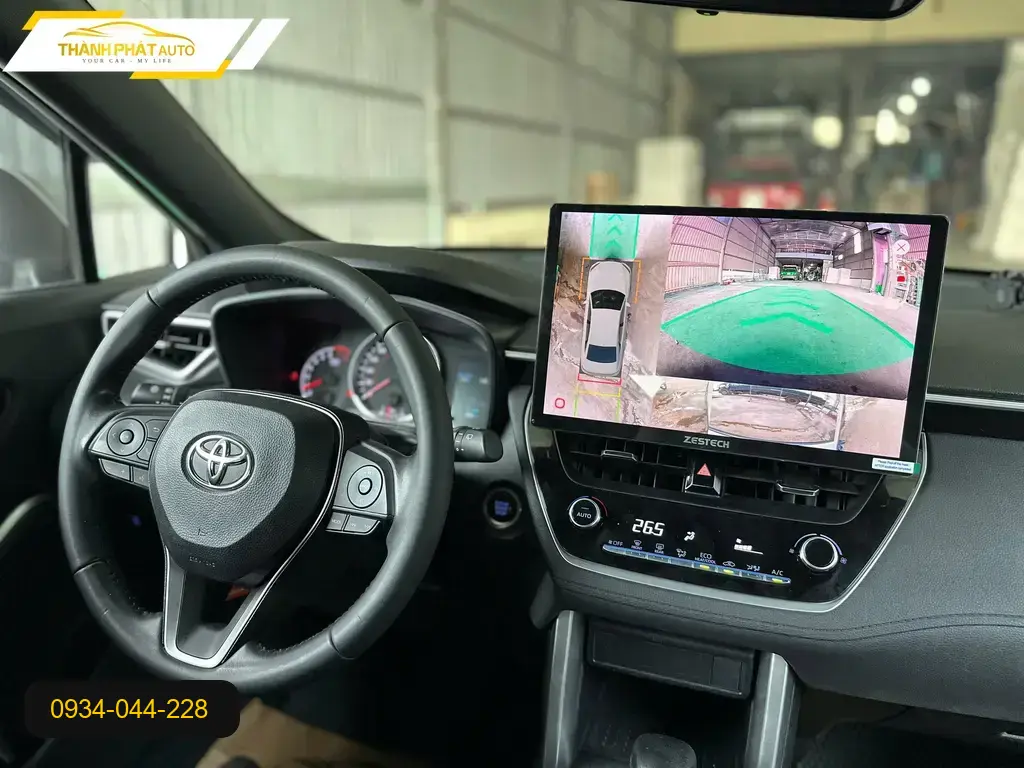 Chị Thảo lắp màn hình ô tô Toyota Corolla Cross tại Quận 12 uy tín.