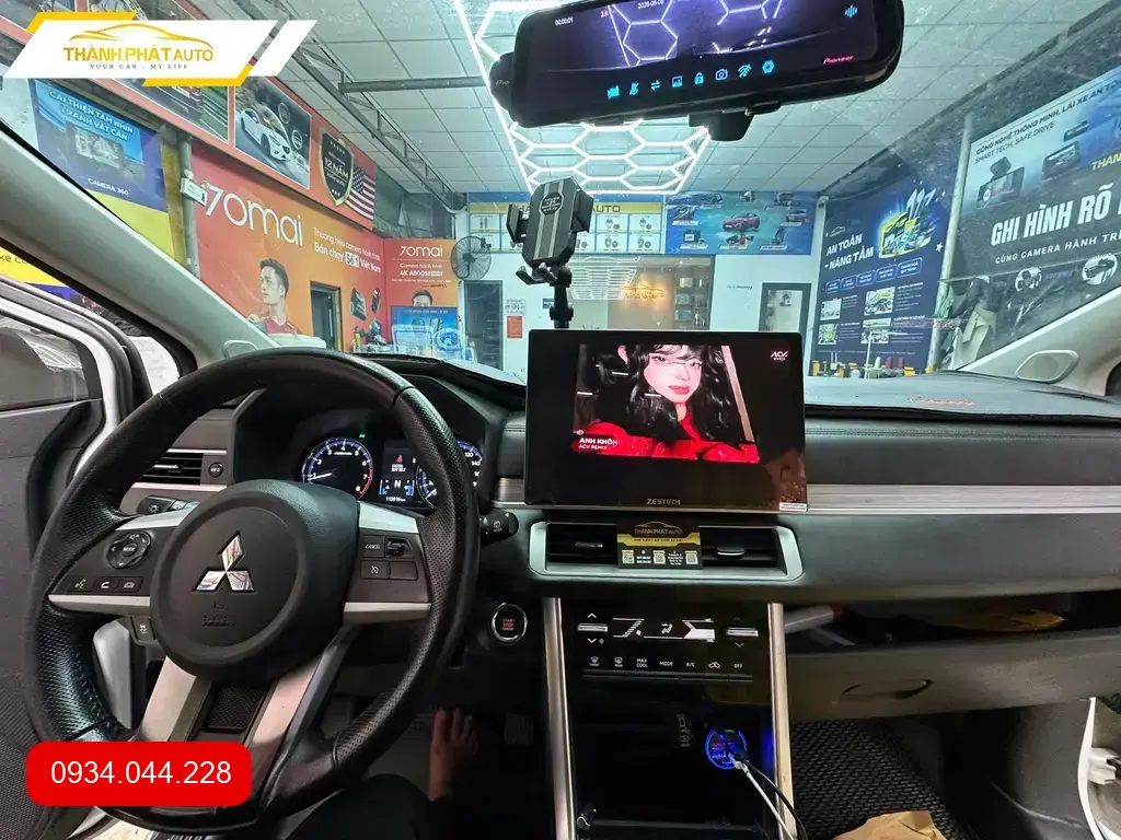 Cô Liên lắp Màn hình ô tô Xpander 13 inch tại Quận Thủ Đức để thay màn zin cũ