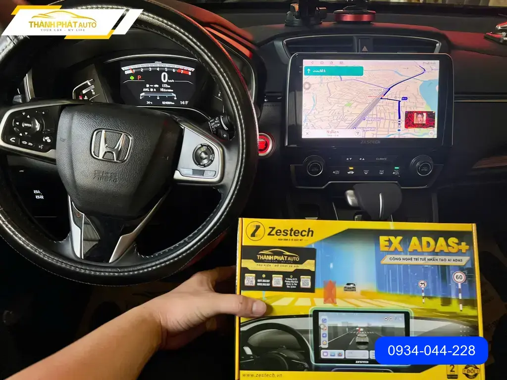 Cô Huệ lắp màn hình Zestech CRV tại Quận Thủ Đức vì màn cũ hay bị đơ ảnh thực tế 3