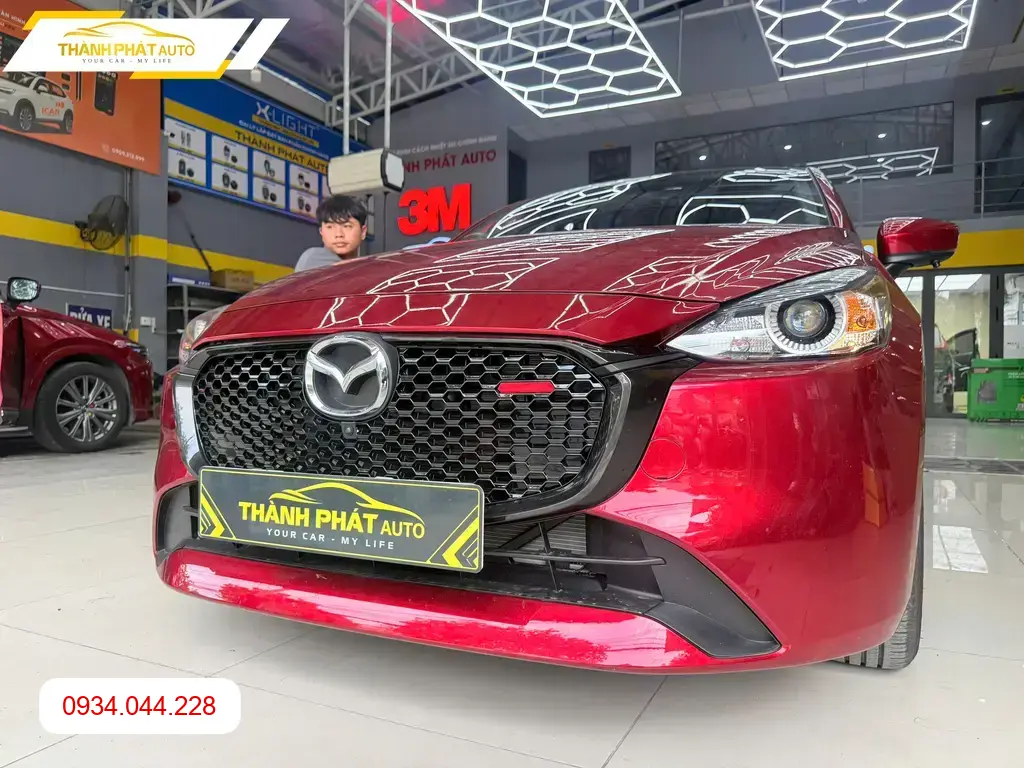 Chị Thảo lắp Mặt Ga Lăng cho Mazda 2 tại Quận 9 để thay thế mặt zin cũ kỹ ảnh thực tế 2