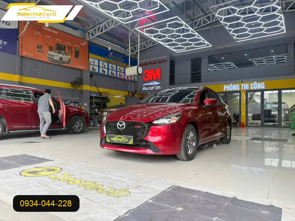 Chị Thảo lắp Mặt Ga Lăng cho Mazda 2 tại Quận 9 để thay thế mặt zin cũ kỹ ảnh thực tế 3