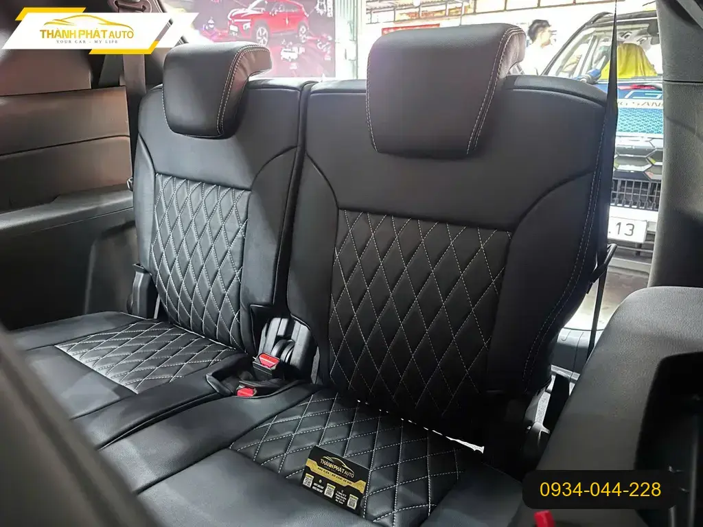 Chú Minh may ghế da công nghiệp ô tô Mazda 3 Quận Thủ Đức để xe sạch đẹp
