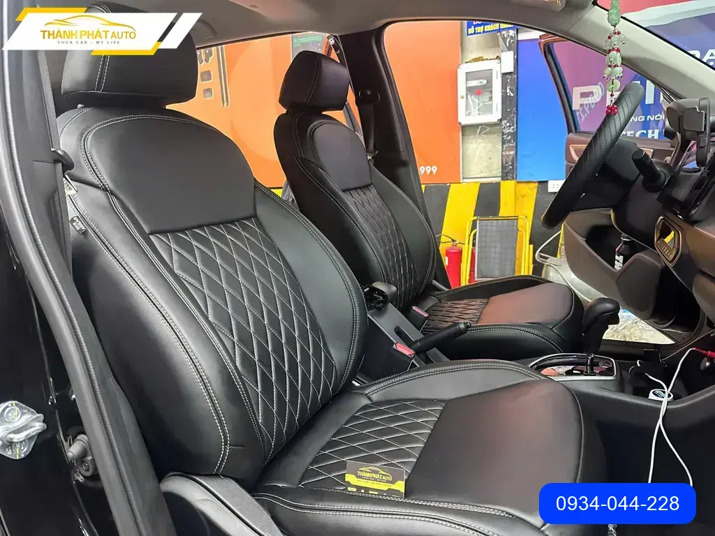 Chú Minh may ghế da công nghiệp ô tô Mazda 3 Quận Thủ Đức để xe sạch đẹp ảnh thực tế 2