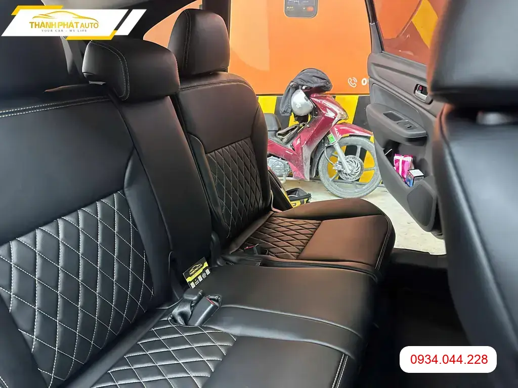 Chú Minh may ghế da công nghiệp ô tô Mazda 3 Quận Thủ Đức để xe sạch đẹp ảnh thực tế 3
