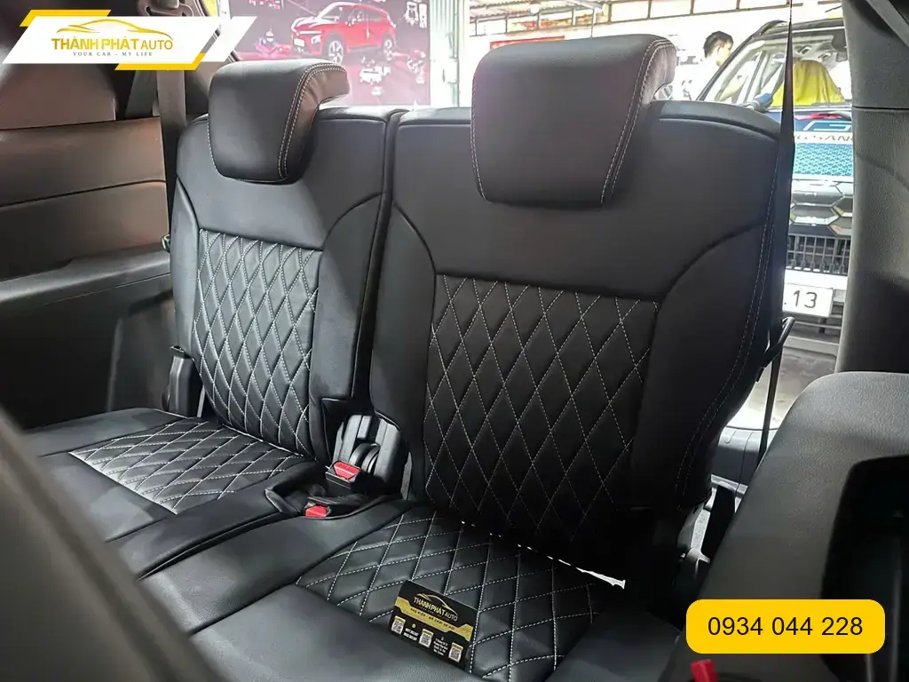Chú Minh may ghế da công nghiệp ô tô Mazda 3 Quận Thủ Đức để xe sạch đẹp ảnh thực tế 4