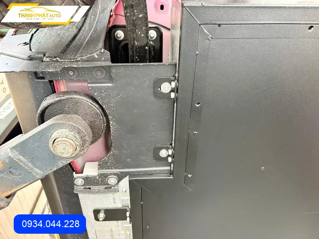 Anh Kiên lắp ốp bảo vệ pin VinFast VF6 tại Quận 12 để bảo vệ pin khỏi va đập