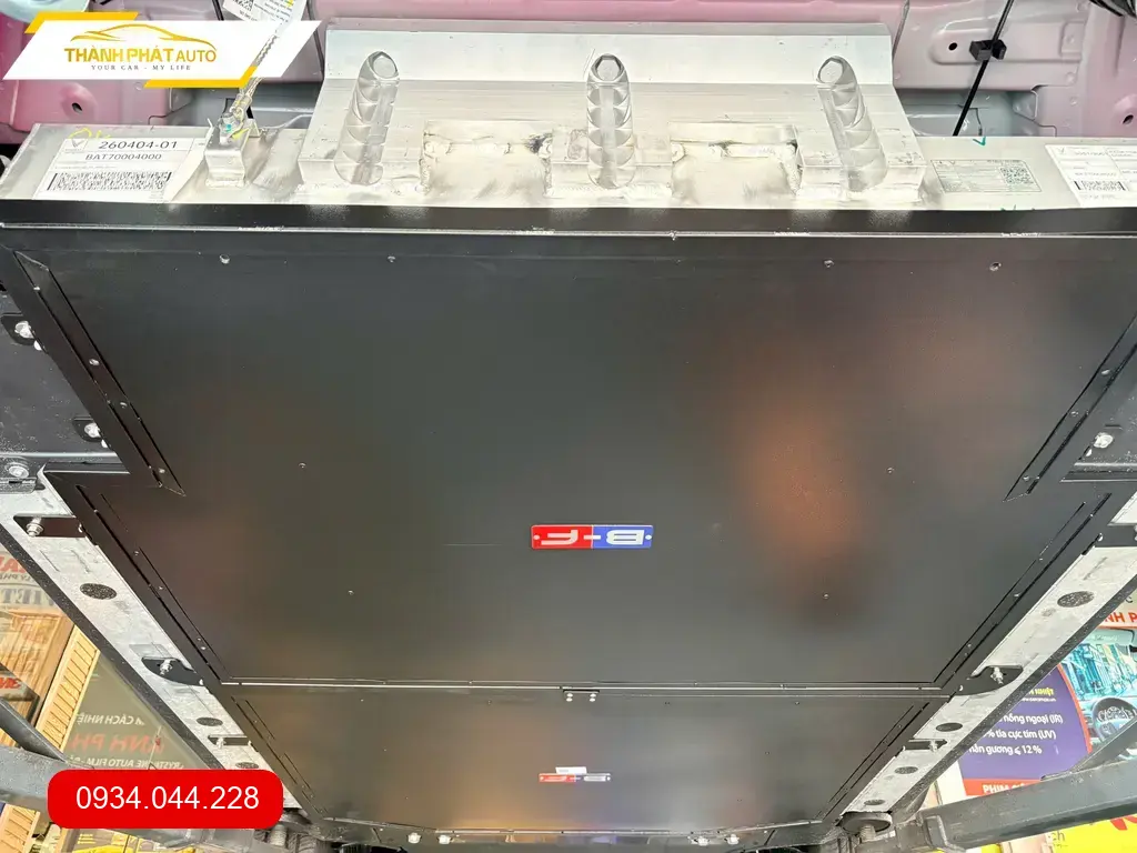 Anh Kiên lắp ốp bảo vệ pin VinFast VF6 tại Quận 12 để bảo vệ pin khỏi va đập ảnh thực tế 3